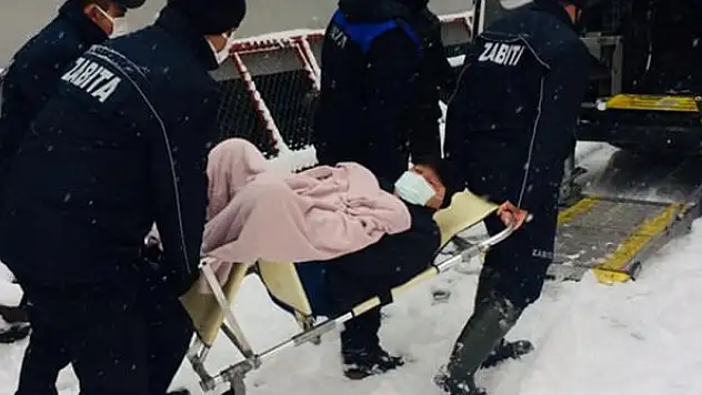 Karda evlerinden çıkamayan 5 hastanın yardımına belediye yetişti