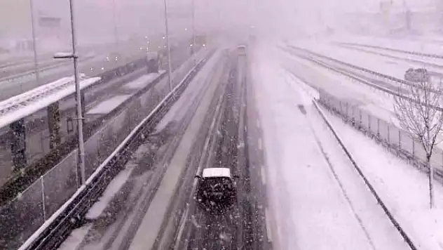 Aniden bastıran kar E-5'i beyaza bürüdü