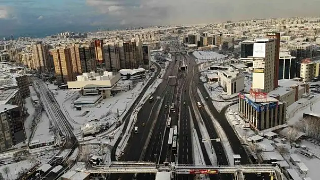 İstanbul'a kar yağdı yollar boş kaldı