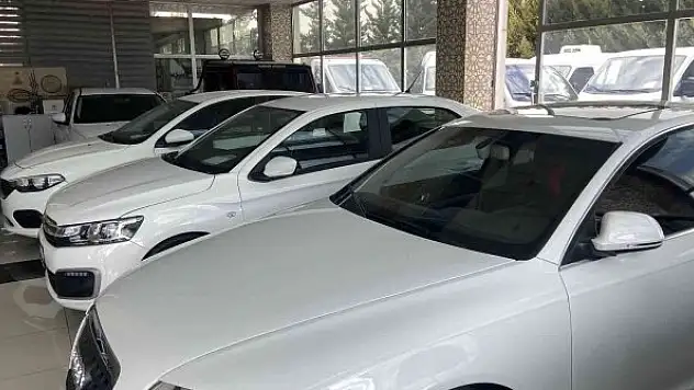 Oto galericiler Rusya-Ukrayna savaşının bitmesini bekliyor