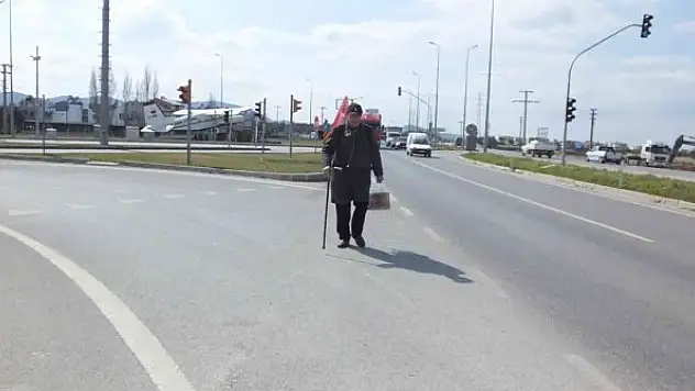 Ninesinin vasiyeti için elinde bastonuyla Çanakkale'ye yürüyor
