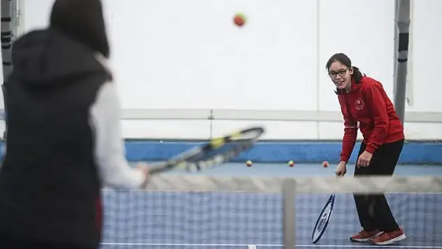 Yürüyemeyen serebral palsili genç kız özel eğitimle koşmaya başladı