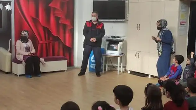 İtfaiyeciler, minik öğrencilere yangın eğitimi verdi