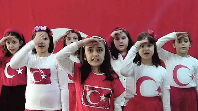 Minik öğrenciler işaret dili ile İstiklal Marşı'nı okudu