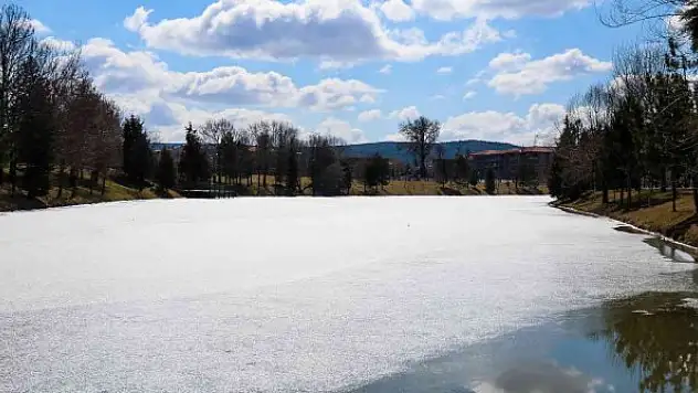 Porsuk Çayı mart ayında da buz tuttu