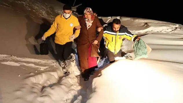 Sağlık ekipleri yolu kapanan köyde mahsur kalan hasta için seferber oldu