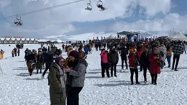 Sarıkamış Kristal Kar Festivali'nde renkli görüntüler