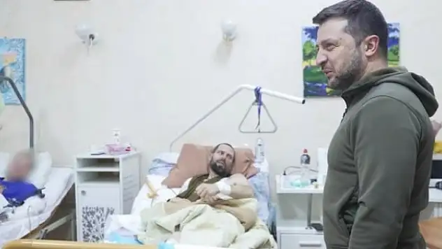 Ukrayna Devlet Başkanı Zelenskiy'den yaralı askerlere ziyaret