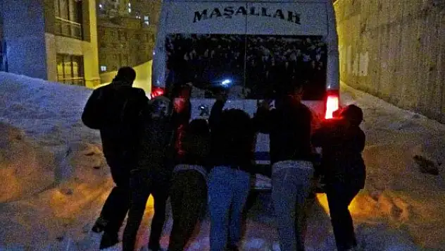 Mahsur kalan minibüsü vatandaşlar kurtardı