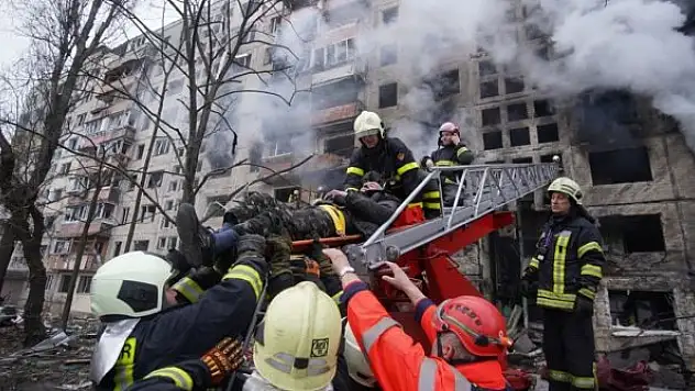Kiev'de top mermisinin 9 katlı apartmana isabet etmesi sonucu 2 sivil öldü