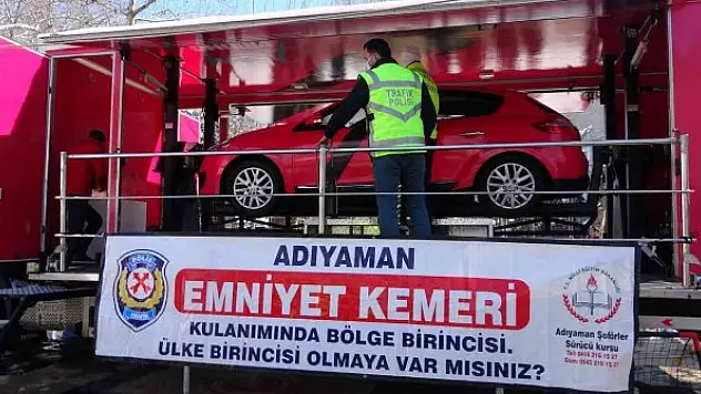 Emniyet kemeri takmayan sürücülere kaza anları simülatör ile gösterildi