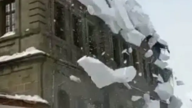 Kar kütlesi demir korkulukları yerinden söktü