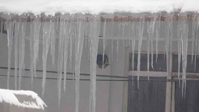 Buz sarkıtları tehlike saçıyor