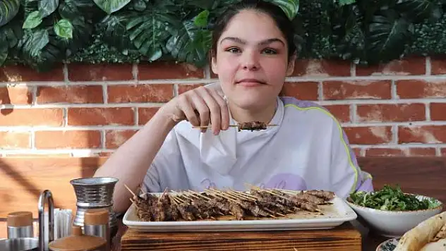 37 dakikada 255 adet çöp şiş yedi