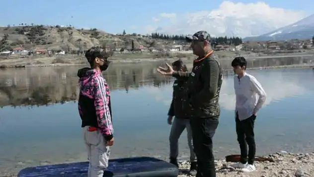 Adrenalin olsun diye şişme yatakla baraj gölüne girdiler