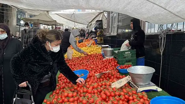 Kar yağışından dolayı meyve ve sebzelerin fiyatları arttı