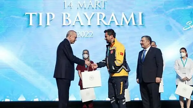 Hastayı sırtında taşımıştı hediyesini Cumhurbaşkanından aldı