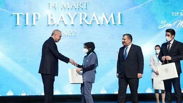 'Yılın hemşiresi' Büşra Torun, ödülünü  aldı