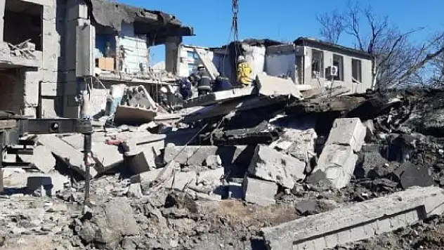 Ukrayna'da okul enkazı: 7 kişinin cesedi çıkartıldı