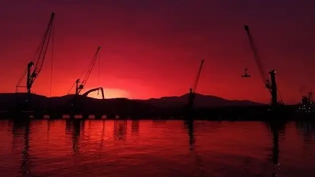 İzmirliler güne kızıl gökyüzü ile başladı