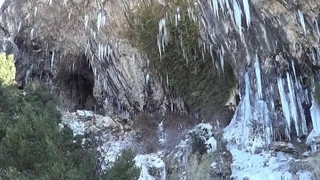 Mart soğuğu şelaleyi dondurdu