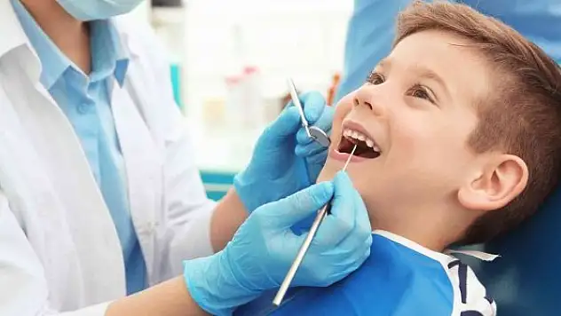 Çocukluk dönemi diş bozuklukları özgüven eksikliğine sebep olabiliyor