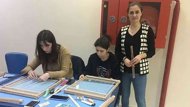 Öğrenciler için halı dokuma kursu açıldı