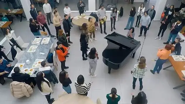 Üniversite yemekhanesinde şaşırtan anlar