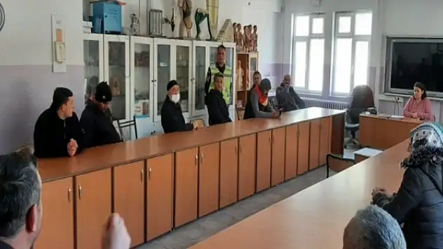 Tarım aracıyla trafiğe çıkmanın sakıncalarını anlattılar