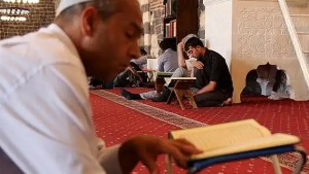 İftar saatini camilerde bekliyorlar