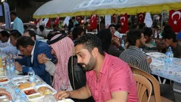 Akçakale'de Suriyelilerle ilk iftar
