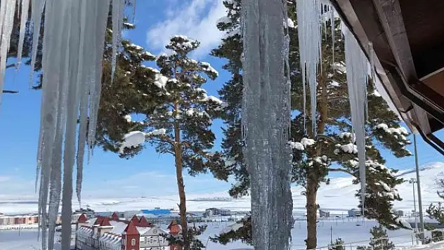 4 metrelik buz sarkıtları oluştu