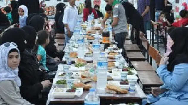 Üniversite öğrencilerinden Suriyeli yetimlere iftar