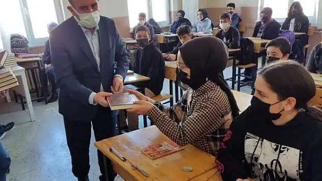 250 öğrenciye Kur'an-ı Kerim hediye edildi