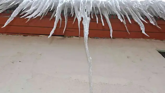 Çatılarda oluşan 3 metrelik buz sarkıtları tehlikeye neden oluyor