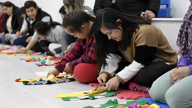 Down sendromlu özel öğrenciler, farkındalık yürüyüşü için çorapları süslediler