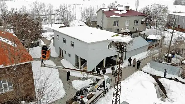 VEDAŞ ekipleri, karla kaplı leylek yuvalarına yem bıraktı