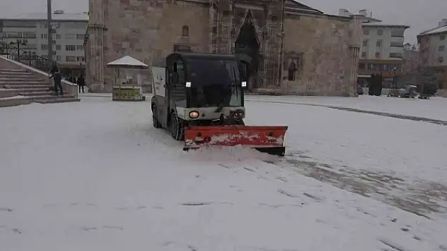 Sivas'a yaz gelmiyor, kent beyaza büründü