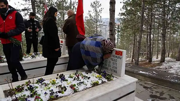 Şehit annesi, mezar taşındaki oğlunun fotoğrafını öpüp sevdi