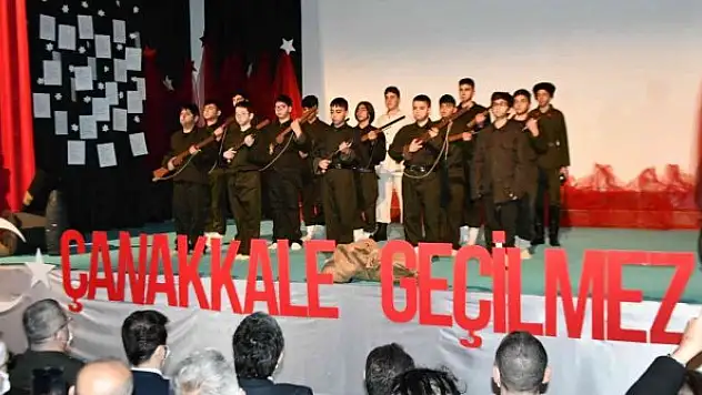 Öğrencilerin Çanakkale gösterisi beğeni topladı