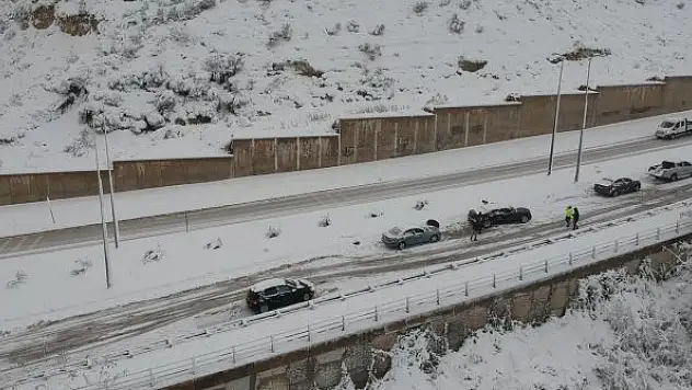 Kar yağışı trafiği olumsuz etkiledi