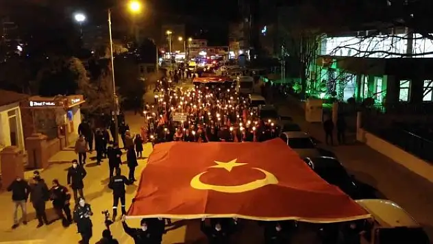 Binlerce vatandaş soğuk havada şehitler yürüdü