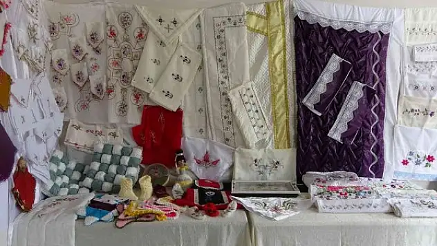 Köyünde açtığı kursla çeyizlik ürünler üretiyor