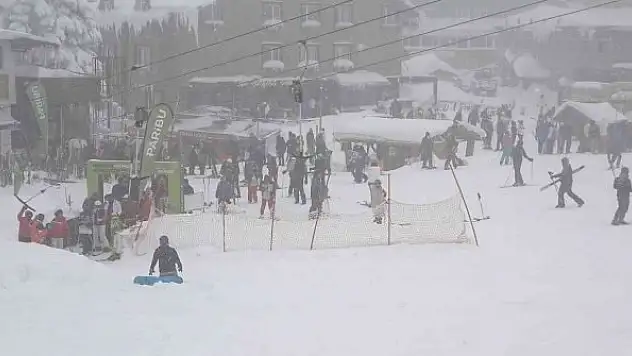 Uludağ'da kar kalınlığı 2 metreye yaklaştı, pistler doldu taştı