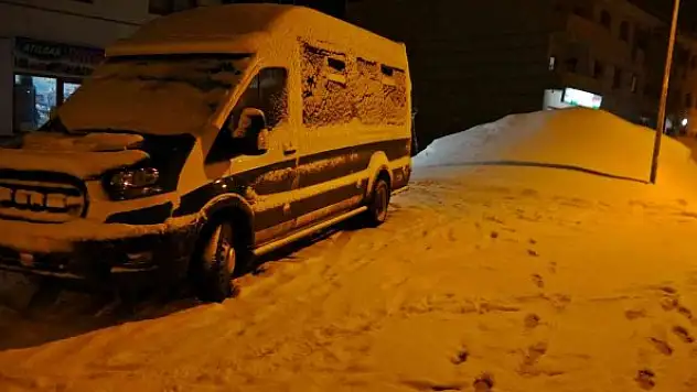 Yoğun kar yağışından dolayı minibüs rampada mahsur kaldı