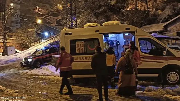 Yoğun karda yaşlı kadının imdadına yetiştiler