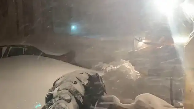 Kars'ta tipi nedeniyle onlarca araç mahsur kaldı