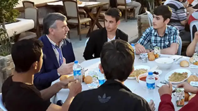 Başkan Akyürek ilk iftarını öğrencilerle açtı