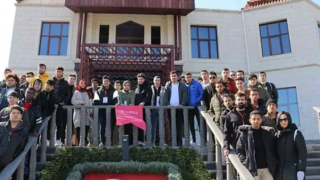 Afyonlu gençlere 'Anadoluyuz Biz' projesi kapsamında Adnan Menderes, anlatıldı