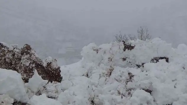Batman'da köy yoluna çığ düştü